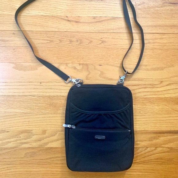Baggallini Handbags - Baggallini crossbody bag